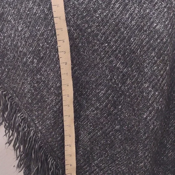 SLIGHTLY USED ONETHELAND PONCHO DARK GRAY SIZE MEDIUM 100% ACRYLIC - Picture 7 of 12